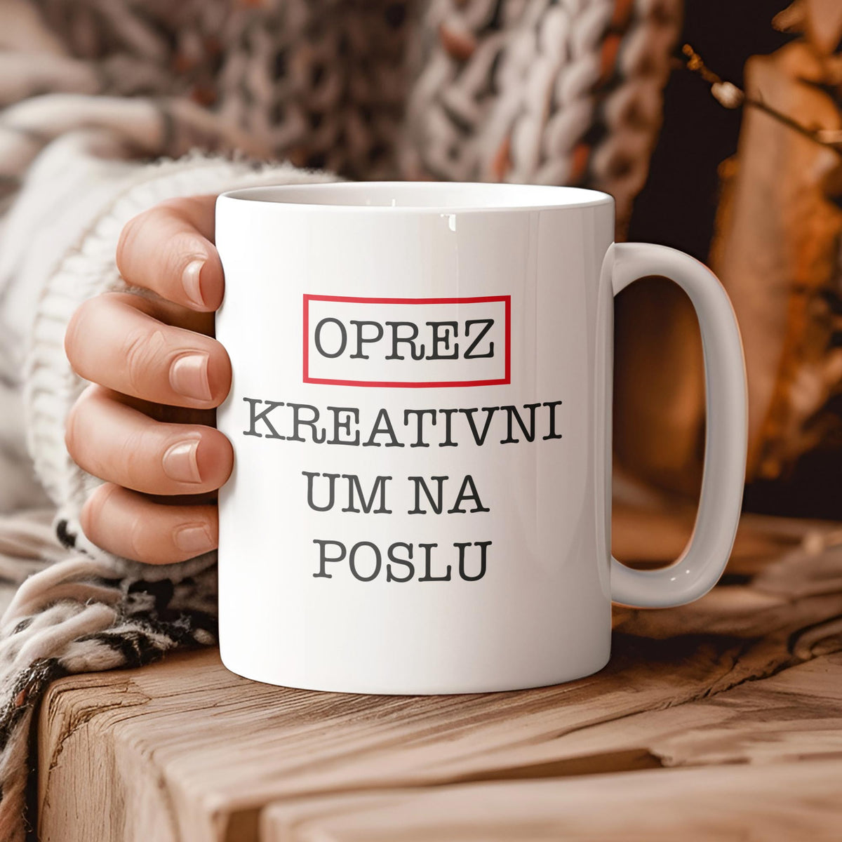 Bijela Šalica sa Tiskom "Oprez kreativni um na poslu",  šalica za poklon -  SA225