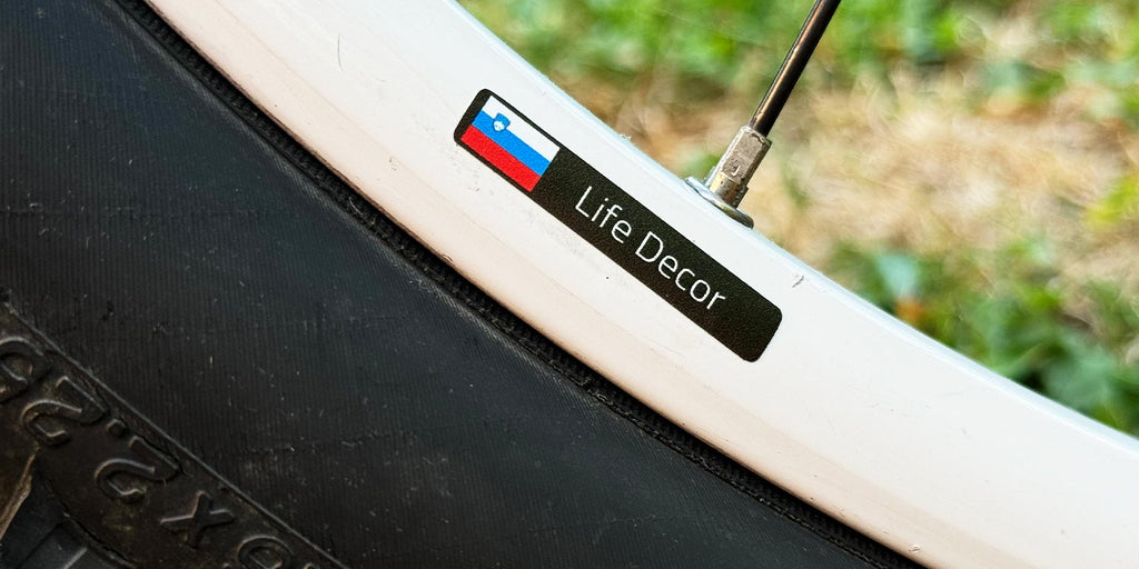 Nalepke za kolesa - Ime in Priimek z zastavo-Life-decor.si