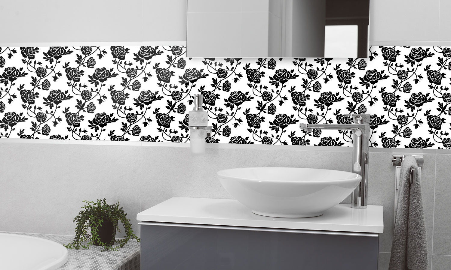 Plošče za kuhinje Black roses at white - PVC plošče / Pleksi steklo - s tiskom za kuhinjo, Zidne obloge PKU352-Life-decor.si