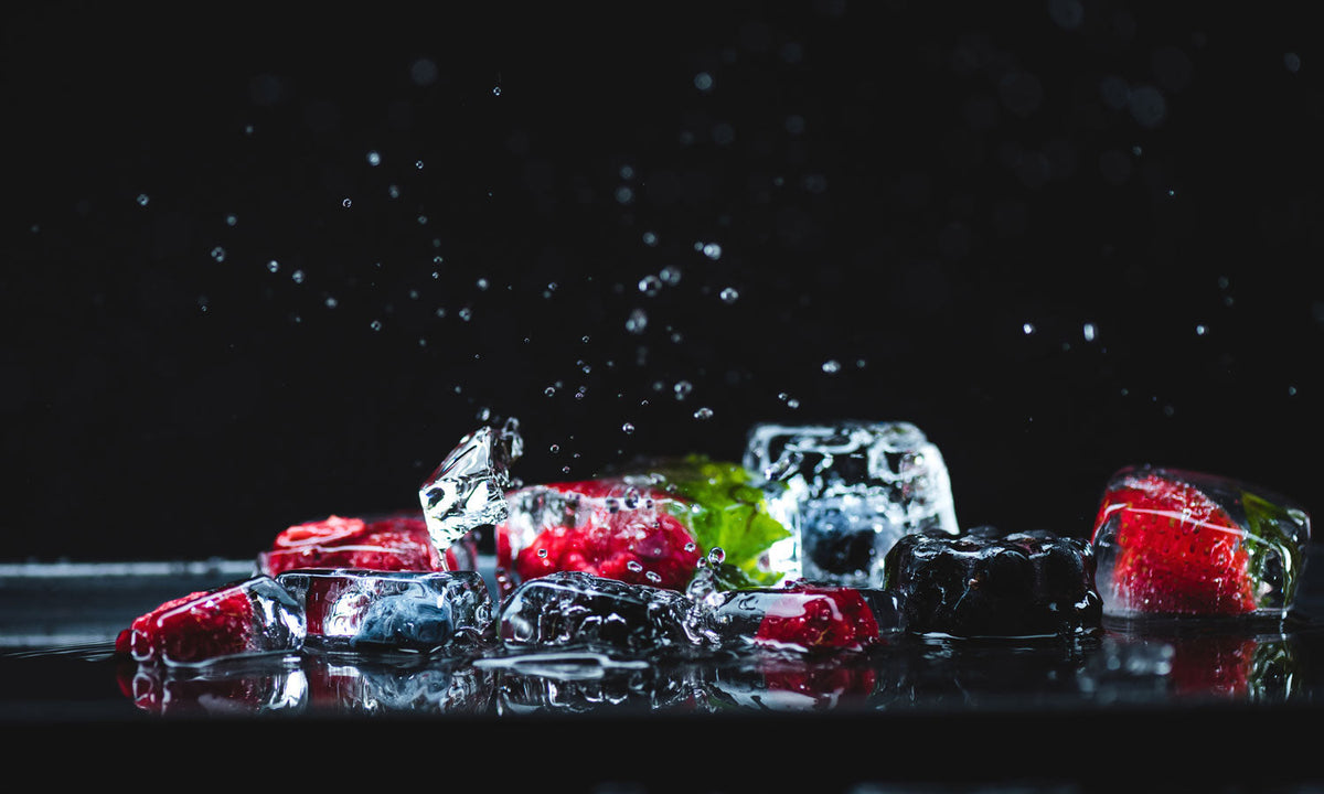 Plošče za kuhinje Frozen fruits in ice cubes - PVC plošče / Pleksi steklo - s tiskom za kuhinjo, Zidne obloge PKU162-Life-decor.si