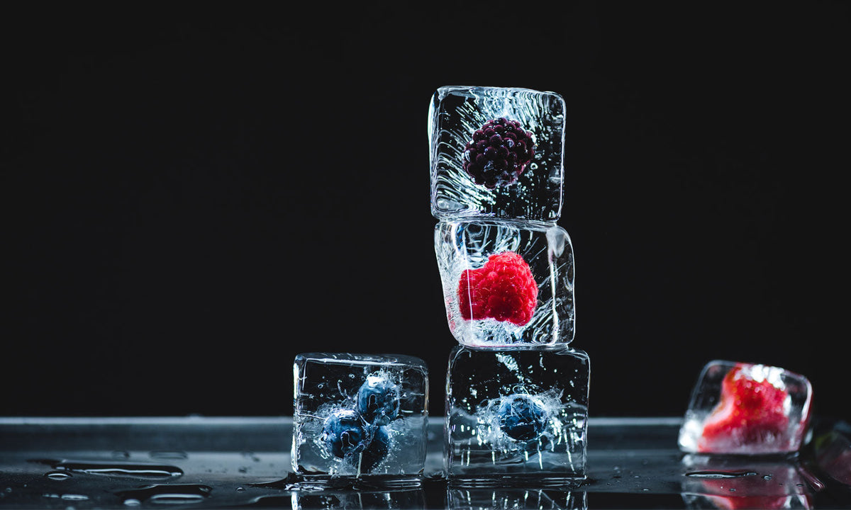 Plošče za kuhinje Frozen fruits in ice cubes - PVC plošče / Pleksi steklo - s tiskom za kuhinjo, Zidne obloge PKU164-Life-decor.si