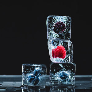 Plošče za kuhinje Frozen fruits in ice cubes - PVC plošče / Pleksi steklo - s tiskom za kuhinjo, Zidne obloge PKU164-Life-decor.si