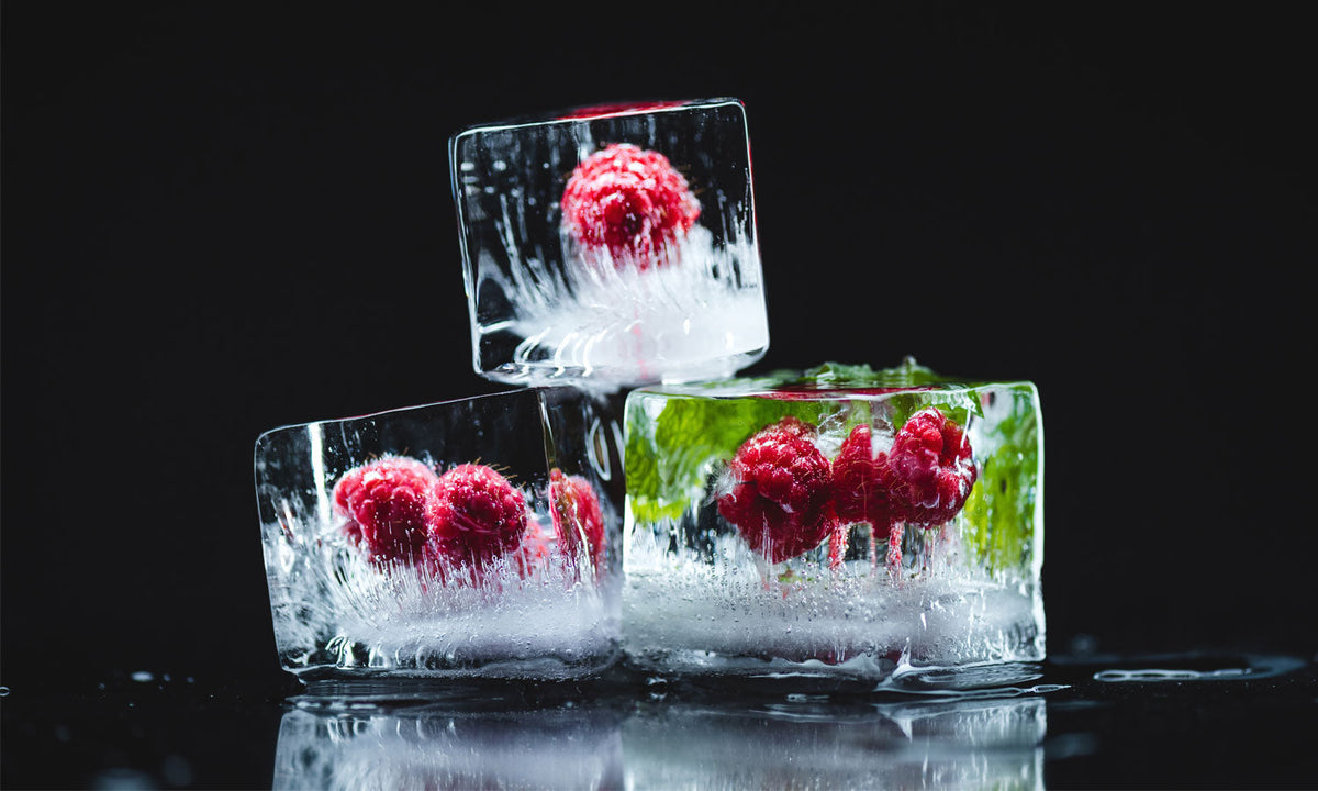 Plošče za kuhinje Raspberries frozen in ice - PVC plošče / Pleksi steklo - s tiskom za kuhinjo, Zidne obloge PKU165-Life-decor.si