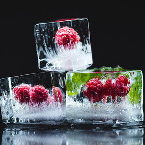 Plošče za kuhinje Raspberries frozen in ice - PVC plošče / Pleksi steklo - s tiskom za kuhinjo, Zidne obloge PKU165-Life-decor.si