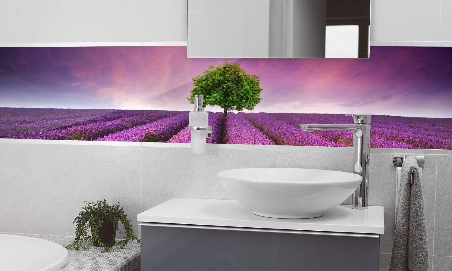 Plošče za kuhinje Stunning lavender field - PVC plošče / Pleksi steklo - s tiskom za kuhinjo, Zidne obloge PKU217-Life-decor.si