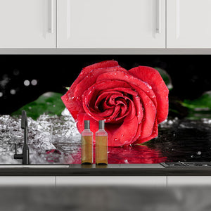 Stakla za kuhinje Red rose with water drops - PVC plošče / Pleksi steklo - s tiskom za kuhinjo, Zidne obloge PKU278-Life-decor.si