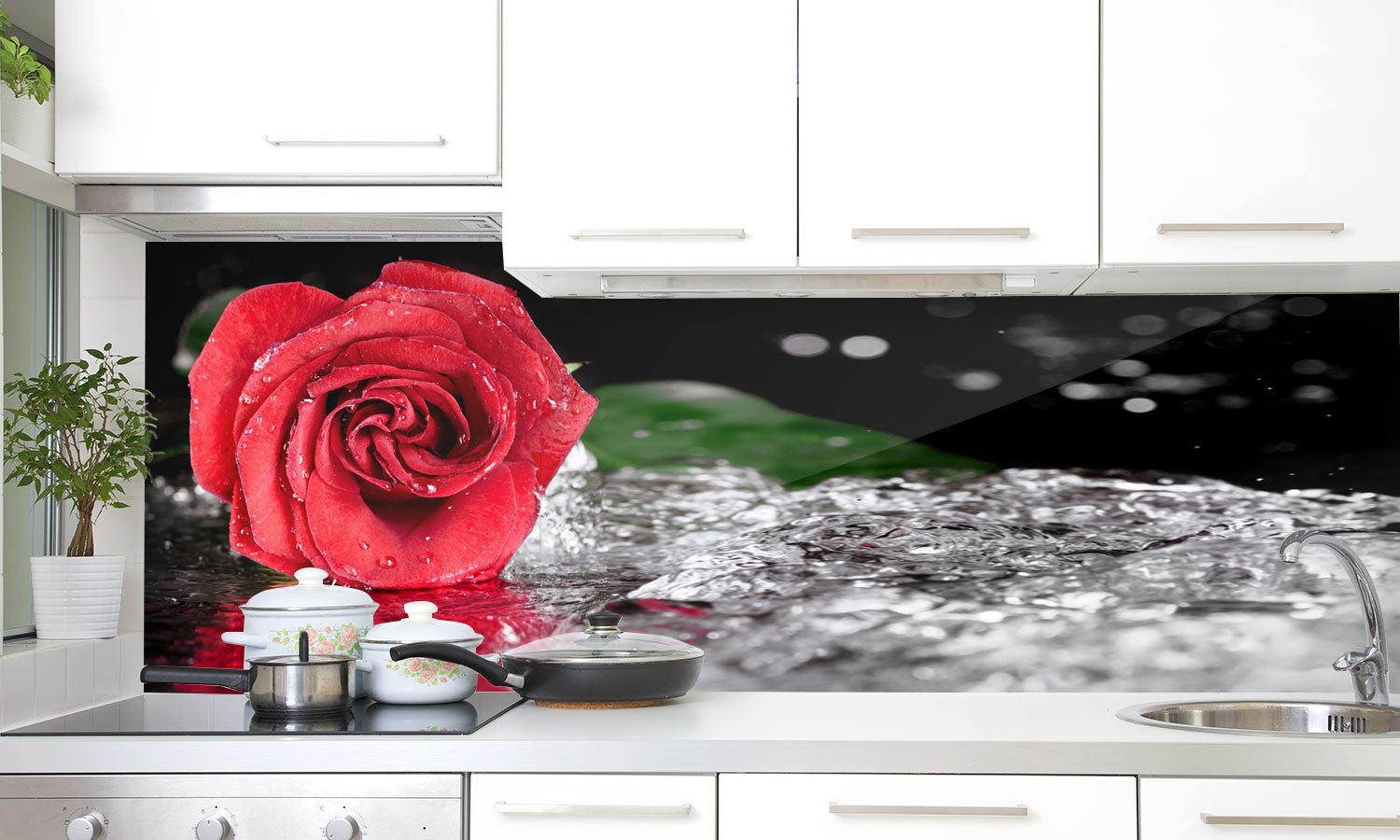 Stakla za kuhinje Red rose with water drops - PVC plošče / Pleksi steklo - s tiskom za kuhinjo, Zidne obloge PKU278-Life-decor.si