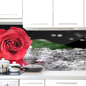 Stakla za kuhinje Red rose with water drops - PVC plošče / Pleksi steklo - s tiskom za kuhinjo, Zidne obloge PKU278-Life-decor.si