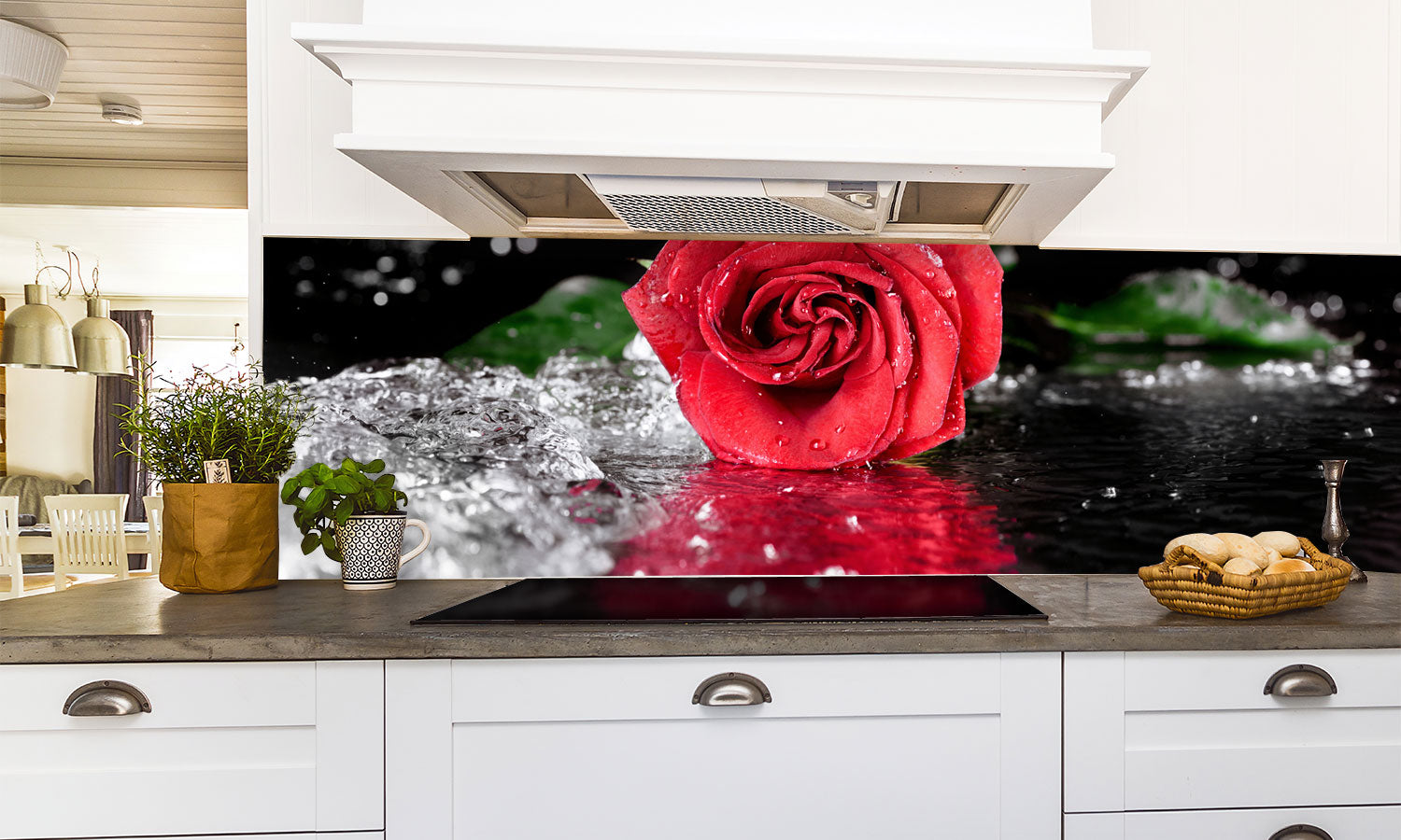 Stakla za kuhinje Red rose with water drops - PVC plošče / Pleksi steklo - s tiskom za kuhinjo, Zidne obloge PKU278-Life-decor.si