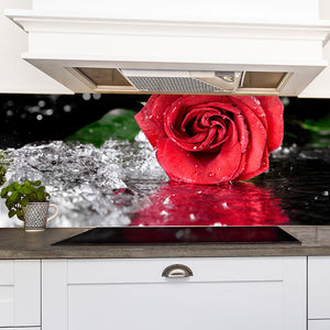 Stakla za kuhinje Red rose with water drops - PVC plošče / Pleksi steklo - s tiskom za kuhinjo, Zidne obloge PKU278-Life-decor.si