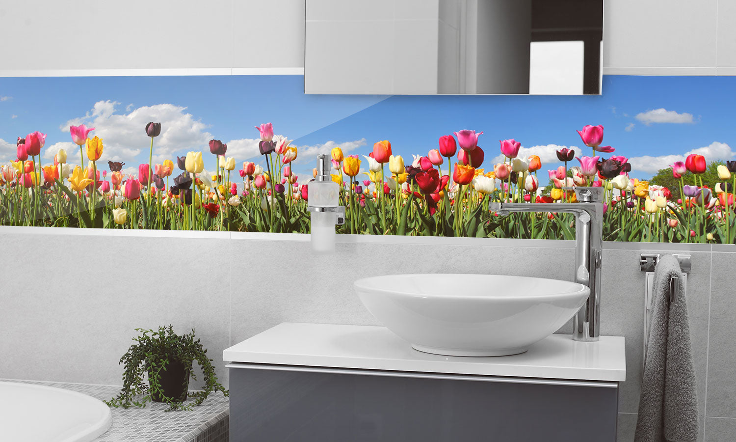 Kuhinjski paneli  Panorama tulip field - Stekleni / PVC plošče / Pleksi steklo - s tiskom za kuhinjo, Stenske obloge PKU029 - Life-decor.si