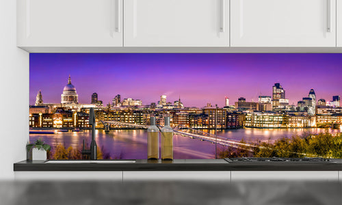 Kuhinjski paneli City of London at twilight - Stekleni / PVC plošče / Pleksi steklo - s tiskom za kuhinjo, Stenske obloge PKU0251 - Life-decor.si
