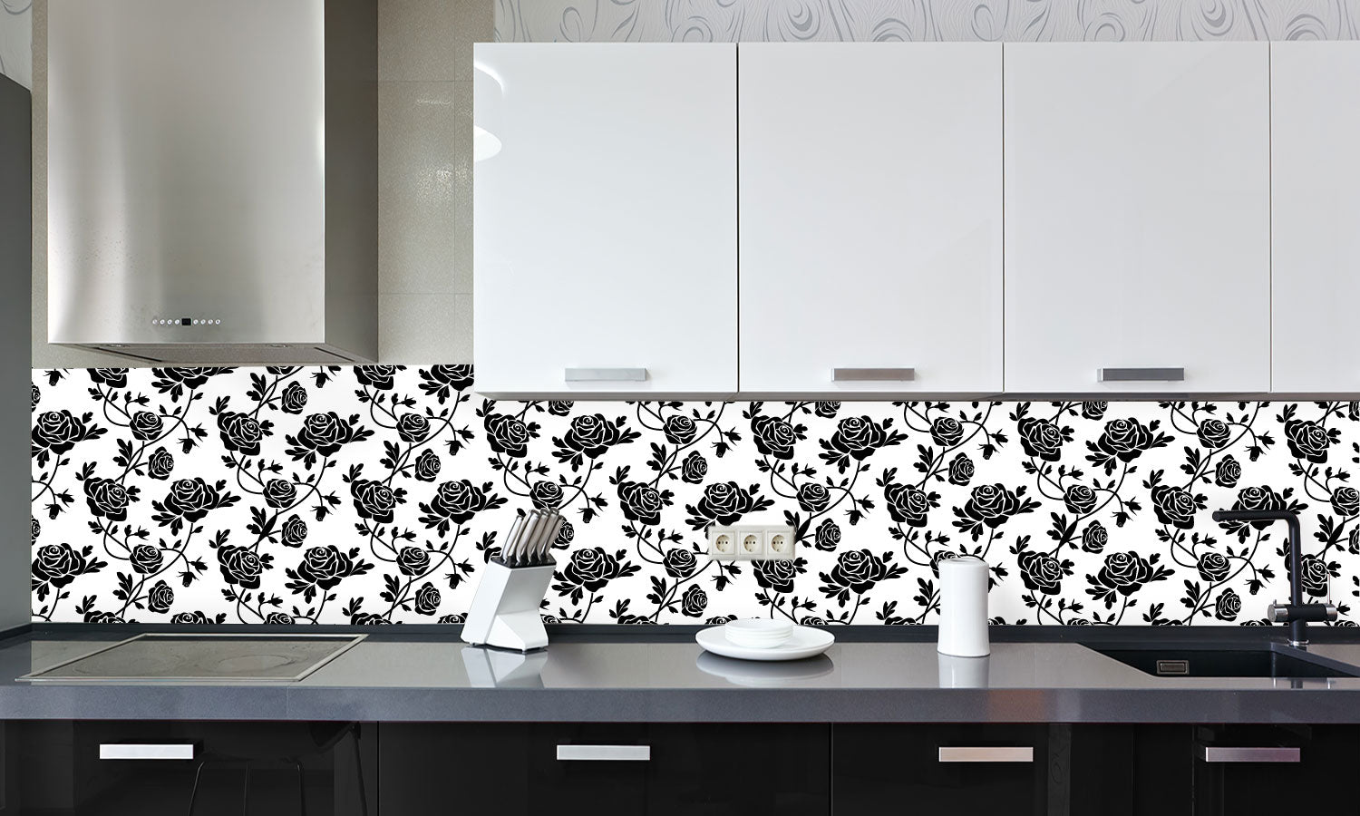 Kuhinjski paneli Black roses at white - Stekleni / PVC plošče / Pleksi steklo - s tiskom za kuhinjo, Stenske obloge PKU0352 - Life-decor.si