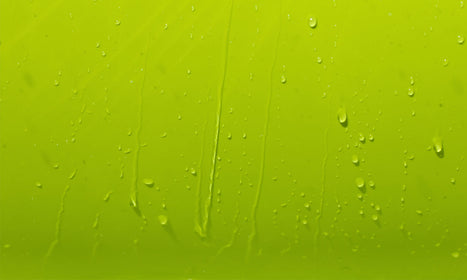 Kuhinjski paneli  Drops of water on a green - Stekleni / PVC plošče / Pleksi steklo - s tiskom za kuhinjo, Stenske obloge PKU0392 - Life-decor.si